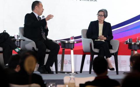 复旦大学美国研究中心副主任赵明昊(左)指出,中美元首5月北京会晤达成构建建设性战略稳定关系的共识是一项良好进展,但如何让中美建设性战略稳定可操作化、制度化,在2028年以后延续下去,“这是一个非常大的挑战”。(白艳琳摄)