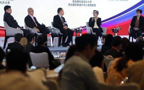 (从左至右)南京大学国际关系学院副教授、中国南海研究协同创新中心副主任马博,新加坡国立大学李光耀公共政策学院院长、中东研究所主席廖振扬,复旦大学美国研究中心副主任赵明昊,以及新加坡巡回大使、新加坡科技设计大学李光耀创新城市中心荣誉教授陈庆珠,星期一(7月6日)参与了新中论坛第一场讨论。本场讨论由《联合早报》副总编辑韩咏红主持。(白艳琳摄)