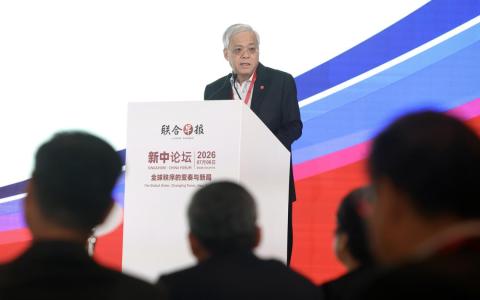 新报业媒体首席执行官陈英杰星期一(7月6日)为新中论坛致开幕词时指出,从年初美国介入委内瑞拉局势,到中东冲突及霍尔木兹海峡争端持续升级,都凸显全球秩序变局正加速演进。(陈斌勤摄)