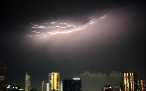 雷击伤者不带电 医生吁公众应尽快施救