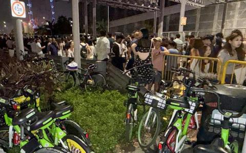 滨海湾跨年夜九处禁停 共享脚踏车妨碍人流被移走