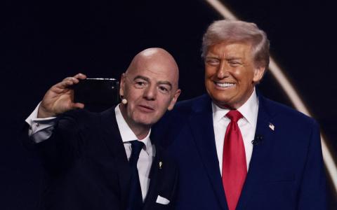 国际足联主席因凡蒂诺（左）与美国总统特朗普（右）在2026年世界杯抽签仪式上自拍。（路透社档案照片）