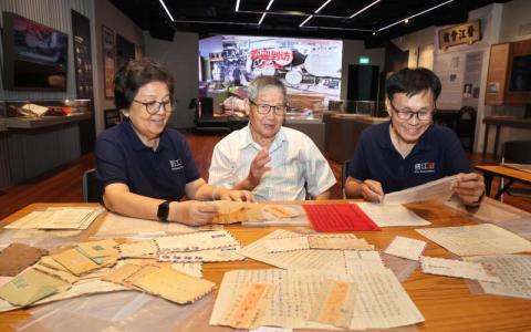 彭丽儿（左起）、张文进和卜清山向记者展现晋江会馆所收藏的侨批。（蔡振鸿摄）