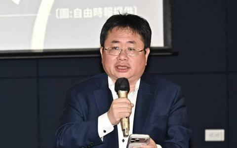 台籍日裔媒体人矢板明夫7月6日在台中遭香港人士袭击，引发台湾舆论对跨境镇压的疑虑。图为他在星期四（7月9日）召开记者会，对外公开伤势并说明案情。（自由时报）