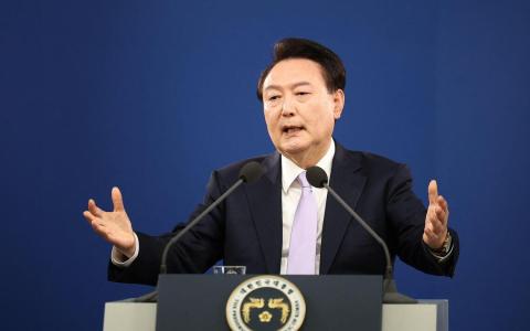 尹锡悦因2024年12月3日宣布实施紧急戒严失败，于2025年1月被捕，同年7月遭特别检察官起诉，并围绕戒严事件共被提起八项刑事诉讼。（法新社）