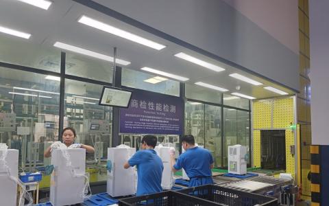 从今年5月下旬起，一波又一波热浪席卷欧洲，推高当地市场对中国空调的需求。图为中国一家空调制造厂内，员工在流水线上进行检测。（中新社）