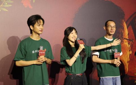 中国电影《给阿嬷的情书》导演兼编剧蓝鸿春（右起）携两位主角李思潼与王彦桐6月亲临新加坡为电影造势。（档案照）