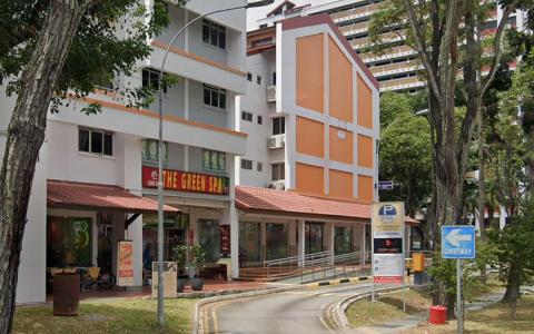 被告施伟龙事发时困在车龙中，欲进入后港1 道第108座组屋的露天停车场，结果和骑士起冲突。（谷歌地图截图）