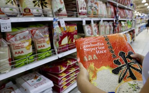 新加坡60年间历经五次大转型，每一次都是对外部冲击的迅速回应，而非按部就班的政策规划。（邝启聪摄）