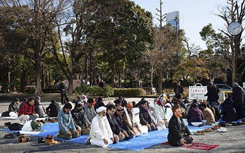 日本学者认为，穆斯林本应该在清真寺内祈祷，但穆斯林居民剧增，清真寺供不应求，空间又太小，迫使他们只能在公园等公共场所进行祈祷。（互联网）