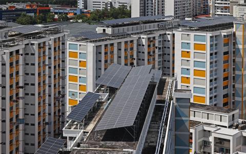 能源市场管理局2025年在社媒上载的一则视频指出，太阳能虽然是新加坡目前最有潜力的可再生能源，但“即使将所有可能的地方都装置太阳能板，所产生的电能也只是新加坡全国所需的10%”。（陈渊庄摄）