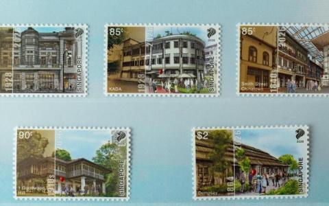 新加坡土地管理局与新加坡邮政携手，推出土管局25周年纪念邮票，设计主题是本地五处重新发展的历史建筑群。（新加坡土地管理局提供）