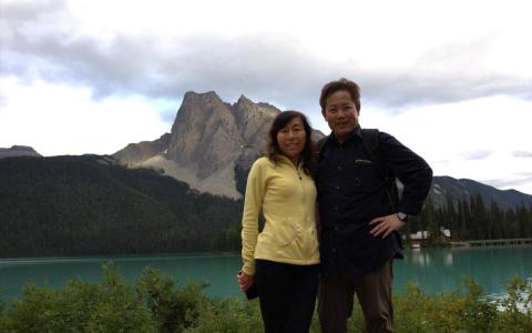 美籍华裔地震学家陈有林（Chen Youlin，右）据报已被中国政府拘押近两年，并将面临间谍罪审判。图为陈有林妻子荣玉芳（Rong Yufang）星期一（7月13日）提供的两人合照。（路透社）
