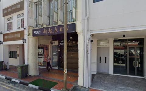 两名被告在位于牛车水桥南路的“新起点KTV”饮酒后，与他人发生冲突，使用金属高脚椅围殴一名67岁男子。（谷歌地图）