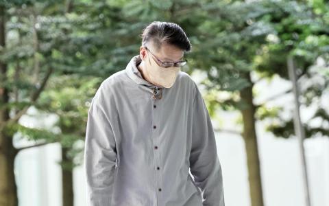 被告是现年59岁的谢严胜（译音），被控四项控状，包括一项鲁莽行事、一项抵触枪支、爆炸物和武器管制法令，以及两项恶作剧的控状。（海峡时报）