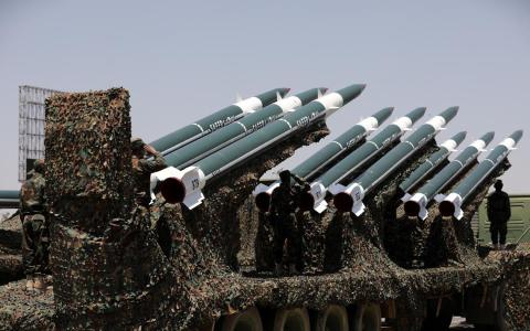 也门胡塞武装日前警告，美国正把沙特阿拉伯推向同胡塞武装的战争，这绝对不符合美国利益。图为2023年9月21日，胡塞武装在也门萨那举行的阅兵式上展示导弹。（路透社档案照片）