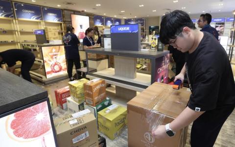 港湾中心旧码头熄灯 老员工依依不舍又怀抱期待