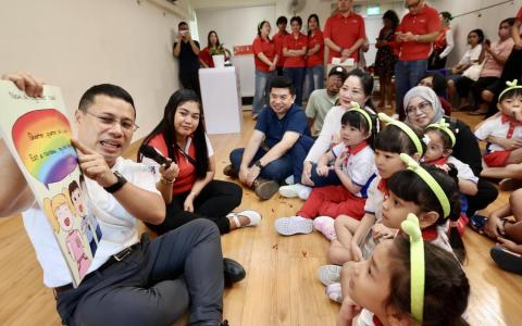 护心小幼苗计划星期四（7月16日）在人民行动党社区基金会（PCF）Sparkletots文礼中心启动。左一是教育部长李智陞。（邝启聪摄）