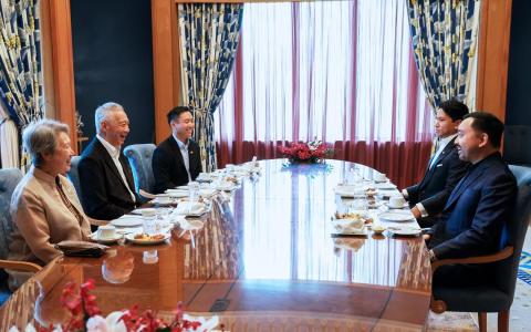 李显龙资政访文莱与年轻领袖交流 盼新文深化合作延续友谊