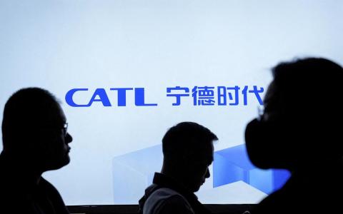 中国电动汽车电池制造商宁德时代将与跨国车企斯特兰蒂斯在西班牙投资41亿欧元建造电池厂。（路透社档案照）