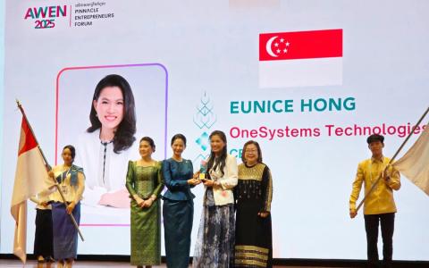 韩美咪（前排左三）在柬埔寨领取亚细安女企业家奖。（受访者提供）