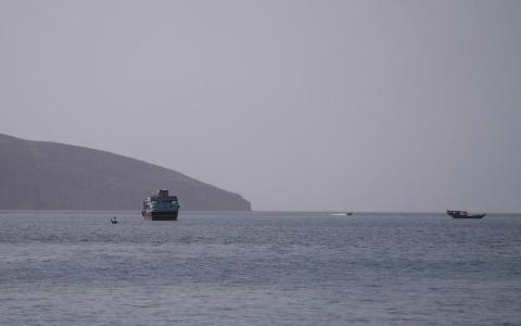 一艘船只星期五（7月17日）航行在霍尔木兹海峡，从阿曼穆桑代姆半岛远眺可见。（路透社）