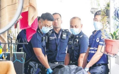 邻居闻到异味后报警，揭露六旬阿叔死在家中。（新明日报）