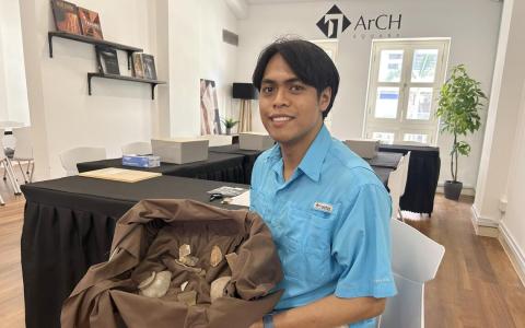 王瞻在ArCH Square考古学与非物质文化遗产中心研究本地出土文物，也向公众介绍考古基础知识，他手上的陶瓷碎片就是考古工作坊的道具之一。（张俊摄）