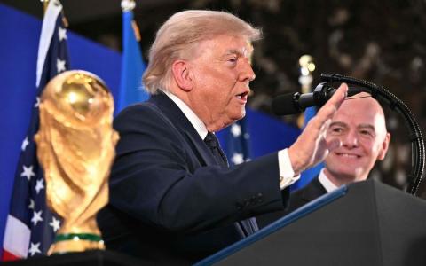 特朗普星期五称，国际足联主席因凡蒂诺（右）曾建议美国和中国合办世界杯。（法新社）