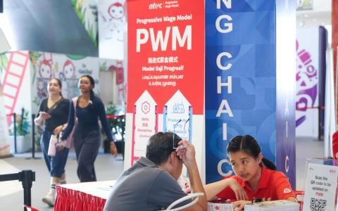 CMG20260719-NgohSB01/吴先邦/林伟杰/NTUC Launches “Appreciating Our PWM Workers” Campaign to Rally Greater Recognition for Essential Workers[HeartBeat@Bedok (11 Bedok North Street 1, Singapore 469662) ] Members of the public view exhibits and speak with organisers to learn more about the Progressive Wage Model during NTUC’s “Appreciating Our PWM Workers” campaign at HeartBeat@Bedok on Sunday (July 19).

中文：
公众星期日（7月19日）在勿洛心动大厦举行的全国职工总会“感谢我们的渐进式薪金模式员工”运动上参观展览，并同工作人员交流，以了解更多有关渐进式薪金模式的内容。（SPH Media Limited）