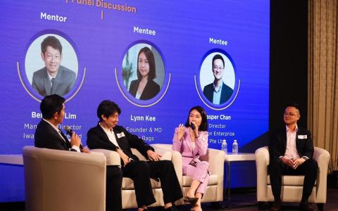 新加坡潮州八邑会馆星期一为“商业导师计划”主持推介。部分导师与学员在活动上参与座谈会，分享对计划的期待。（蔡家增摄）