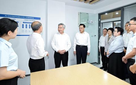 中共政治局常委、中央纪委书记李希（左三）7月15日至17日到重庆调研。图为李希7月15日在重庆市两江新区观音桥街道渝北社区，与干部群众交流，听取对正风肃纪反腐的意见建议。（新华社）