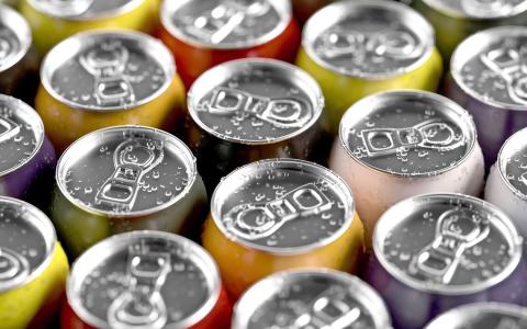 英国一些大型零售商已自愿停止向16岁以下儿童销售高咖啡因能量饮料，但政府认为，各地执行情况并不一致，有必要通过立法建立统一标准。（示意图 / Pexels）