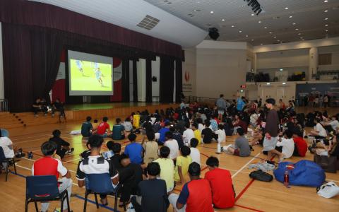近300名新加坡体育学校师生与家长齐聚学校礼堂，半夜一起追看西班牙对垒阿根廷的世界杯决赛直播。校方也将上课时间推迟约两小时至早上10时，好让学生在观赛后有时间休息。（张俊杰摄）