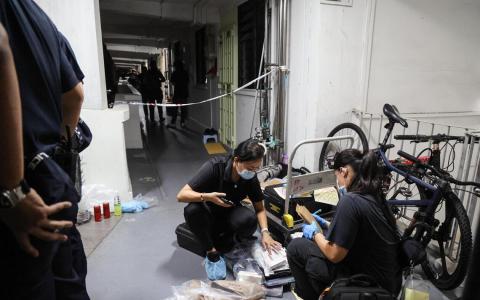 记者晚上约11时30分抵达现场时，警方仍在整理证物。（关俊威摄）