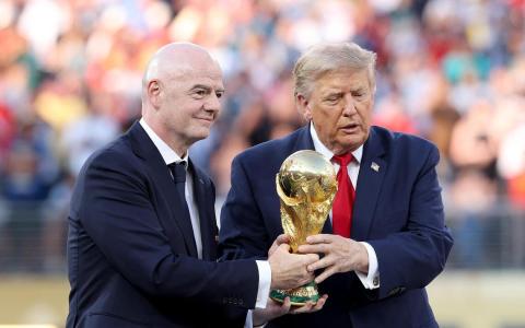 国际足联主席因凡蒂诺和美国总统特朗普在颁奖仪式上将大力神杯颁发给世界杯冠军西班牙。（法新社）