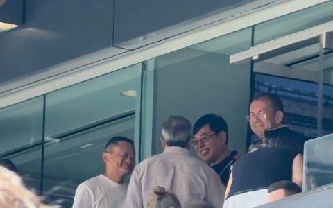 网民拍摄的画面显示，中国阿里巴巴创始人马云（左一）当地时间星期天（7月19日）现身美加墨世界杯决赛现场，与联想集团董事长杨元庆（左三）等人交谈。（互联网）