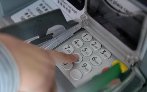 被告凯鲁妮莎在八个月内盗提超过5万元。（示意图）