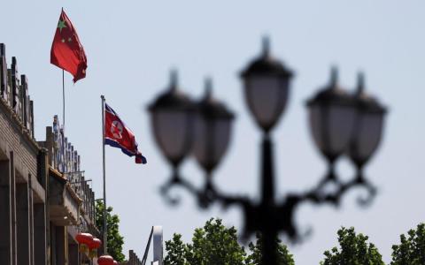 中朝高层近来互动频繁，两国关系重新进入密集交流阶段。图为在中国辽宁省丹东市朝鲜领事馆，中国国旗与朝鲜国旗并排飘扬。（路透社档案照片）