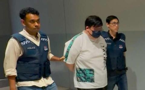 新加坡警察部队星期二（7月21日）发文告说，我国警方网络指挥处与马国皇家警察商业罪案调查部合作，根据新加坡当局发出的逮捕令，于星期一（20日）在吉隆坡国际机场逮捕涉案男子，并于隔天将他移交我国警方。（新加坡警察部队提供）