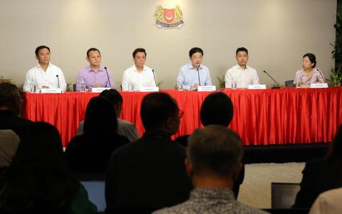 黄总理（左四）星期三（7月22日）召开记者会，宣布新的政府梯队。（何家俊摄）