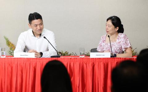 早前因一句“部长没时间看电影”而饱受舆论批评，文化、社区及青年部代部长梁振伟（左）首次出面回应失言风波，说自己选择积极看待，并从中学习改进。右为人力部代部长兼数码发展及新闻部高级政务部长刘洁敏。（何家俊摄）