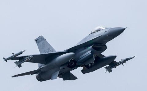 1月28日，一架F-16战斗机在台湾嘉义举行的年度军事演习期间起飞。（路透社）