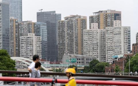 知情人士透露，中国进一步加强境外借款监管，限制房地产企业采用“1+N”结构进行境外再融资。图为位于上海的住宅楼。（彭博社）