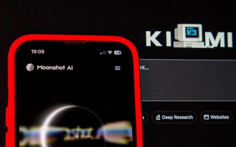 中国人工智能企业月之暗面7月16日发布最新模型Kimi K3。这款开源权重模型的综合能力超越除美国Anthropic的Claude Fable 5和OpenAI的GPT-5.6之外的所有竞争对手。（彭博社）