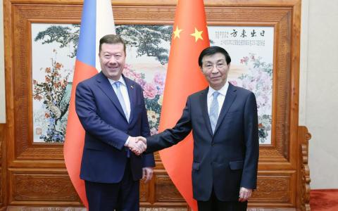 中国全国政协主席王沪宁（右）星期四（7月23日）在北京会见捷克众议长冈村富夫。（新华社）