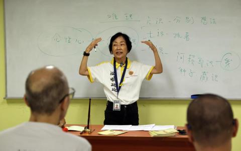 朱翠莲每个星期天到监狱内向狱友分享佛法和人生道理，帮助他们改过自新。（邝启聪摄）