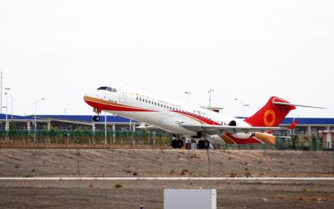 中国10家航空公司和五家线上售票平台被约谈，得在8月31日前完成机票超售问题的自查整改。（中新社）