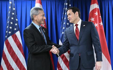 US Secretary of State Marco Rubio (R) meets with Singapore's Foreign Minister Vivian Balakrishnan on the sidelines of the Association of Southeast Asian Nations (ASEAN) Foreign Ministers Meeting in Pasay, Metro Manila on July 23, 2026. (Photo by Brendan SMIALOWSKI / POOL / AFP)（AFP）