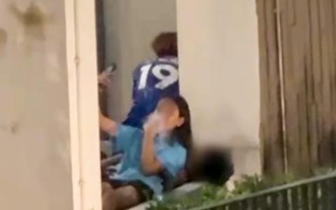 根据网上流传的视频，大智小学一名女学生穿着学校T恤，公然在组屋底层吸电子烟。（Instagram截图）